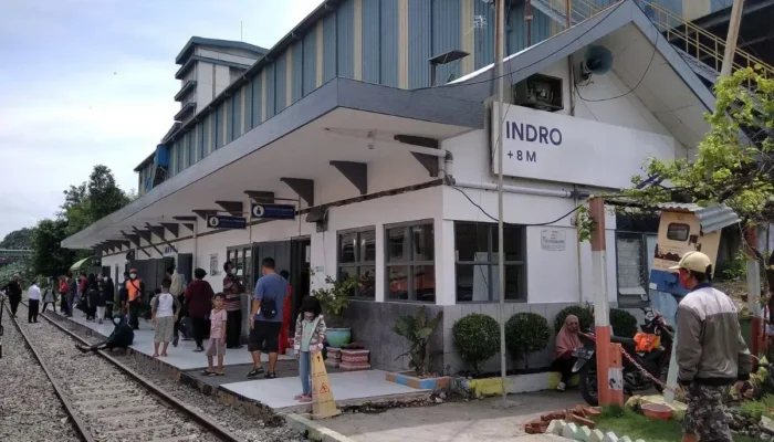 stasiun-indro-yang-menyedihkan-membuat-kota-industri-gresik-jadi-terlihat-payah