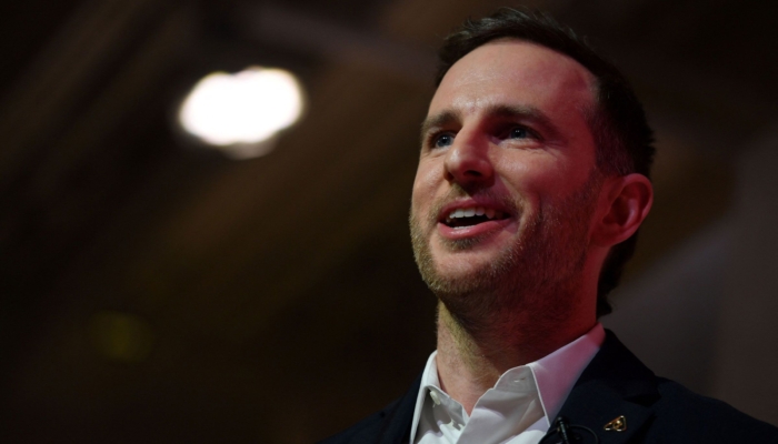 apa-perangkat-logam-misterius-yang-digunakan-chief-design-officer-as-joe-gebbia?