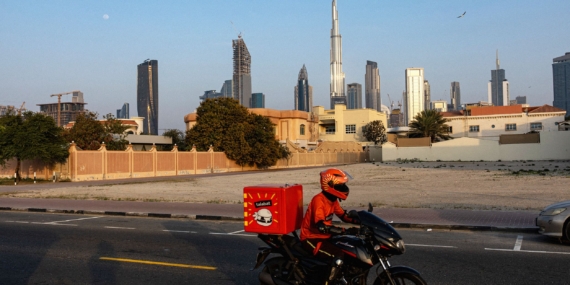 Serangan Rudal Membebani Wilayah Teluk. Pengemudi Pengiriman Masih di Jalan