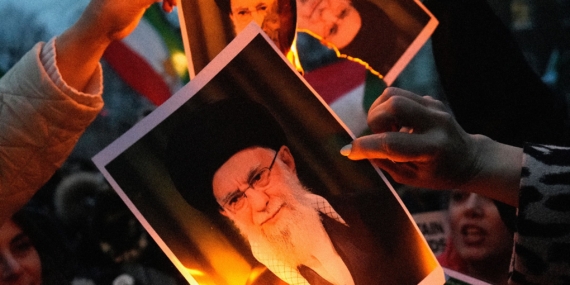 Kematian Ayatollah Khamenei Iran Memicu Pemberontakan di Kalshi Pelanggan