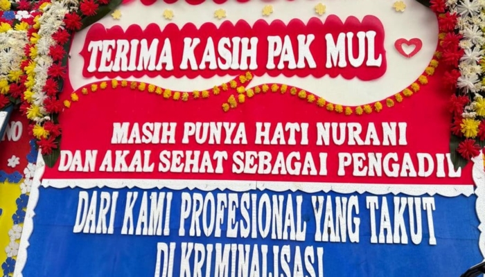 ramai-karangan-bunga-di-pn-jakpus-usai-vonis-kasus-minyak-mentah