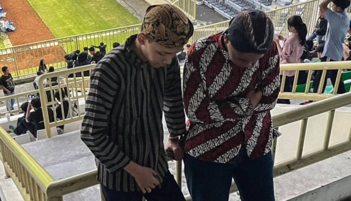 gebrakan-nyeleneh-tapi-penting-suporter-pss-sleman:-pakai-batik-hingga-gamis-di-stadion