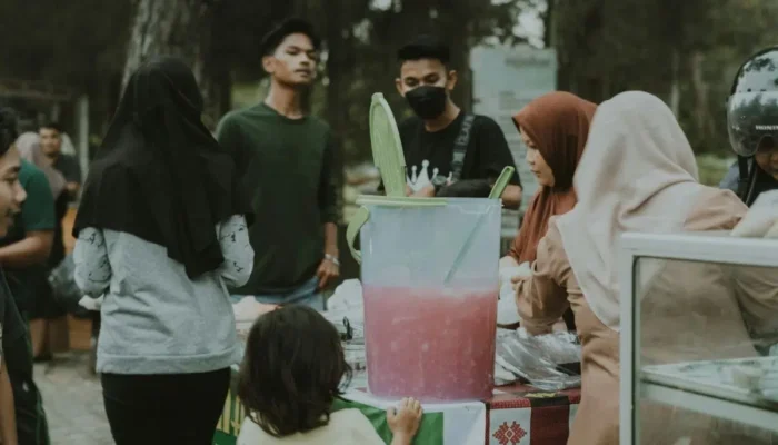 bagi-bagi-takjil-yang-niatnya-mulia-tapi-kadang-bikin-jalanan-jadi-macet-dan-ricuh