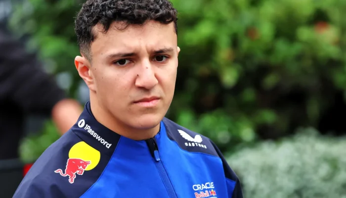 bunyi-mesin-buruk-paksa-isack-hadjar-pensiun-di-debut-red-bull