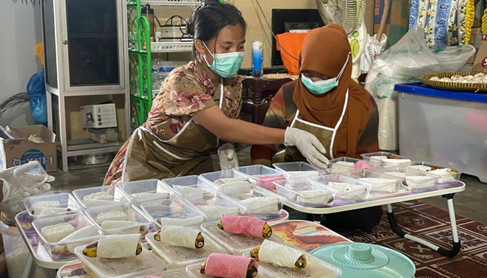 di-tengah-puing-bencana,-dapur-ngebul-menjaga-gizi-anak