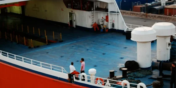 Siasat Melewati 31 Jam di “Neraka” Bernama Kapal Kelas Ekonomi Surabaya-Makassar