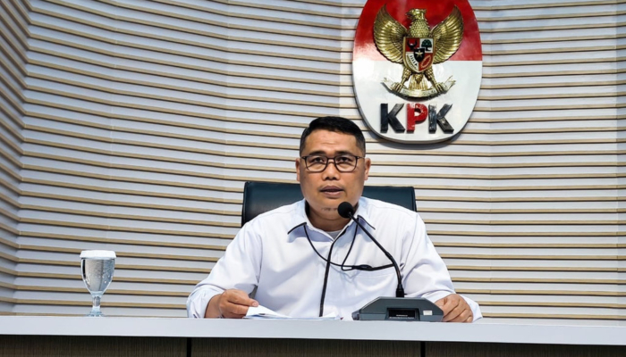 kpk-tetapkan-bupati-&-sekda-cilacap-tersangka-pemerasan-thr