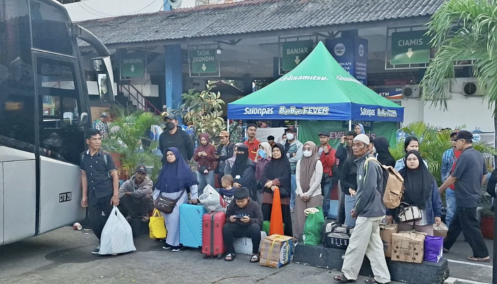 puncak-mudik-di-terminal-kampung-rambutan-pada-17-18-maret