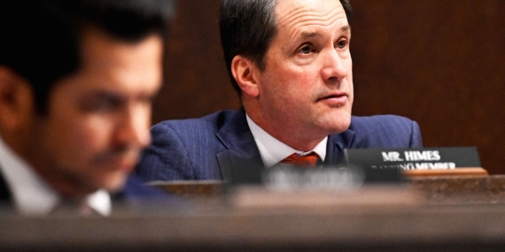 Seorang Petinggi Partai Demokrat Mendesak Koleganya untuk Mendukung Mesin Mata-mata Trump