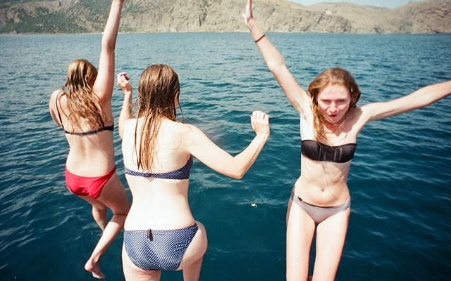 community-gallery:-capturing-the-core-of-female-friendships-on-a-girls-trip