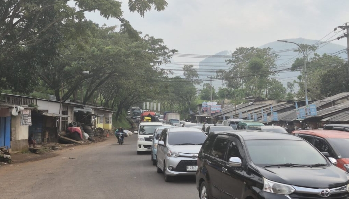 87.203-kendaraan-melintas-di-nagreg-menuju-bandung-h+3-lebaran
