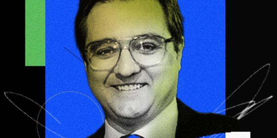 Chris Hayes Memiliki Beberapa Saran untuk Mengikuti Berita