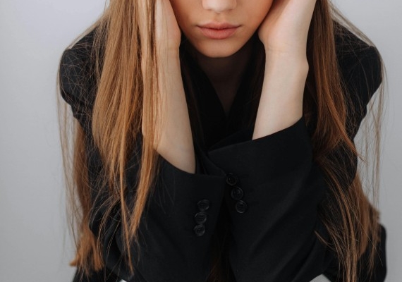 7-arti-firasat-daun-telinga-panas-sebelah-kiri