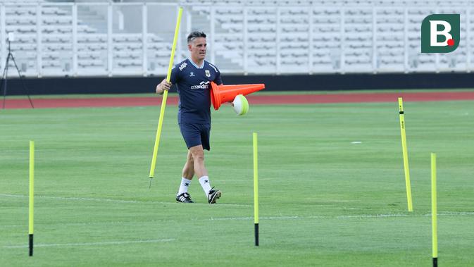 foto:-sibuknya-john-herdman-menyiapkan-perlengkapan-latihan-timnas-indonesia