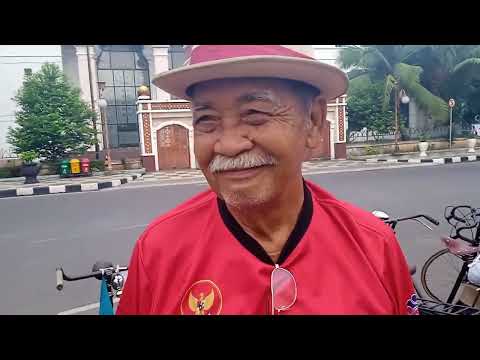 Moment liputan kegiatan komunitas sepeda onthel berfoto bersama komunitas scurity candidate