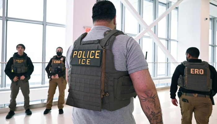 agen-ice-membuat-frustrasi-pekerja-bandara-karena-penutupan-yang-berlarut-larut