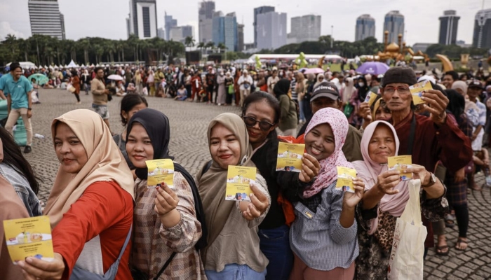 istana-bagikan-sembako-hingga-pakaian-ke-100-ribu-warga-di-monas