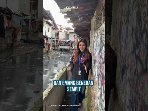 Menyusuri Gang Kumuh di Pinggir Kali Jati Bunder