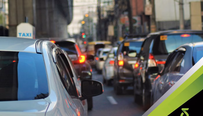 risiko-membiarkan-mesin-mobil-menyala-saat-macet-panjang