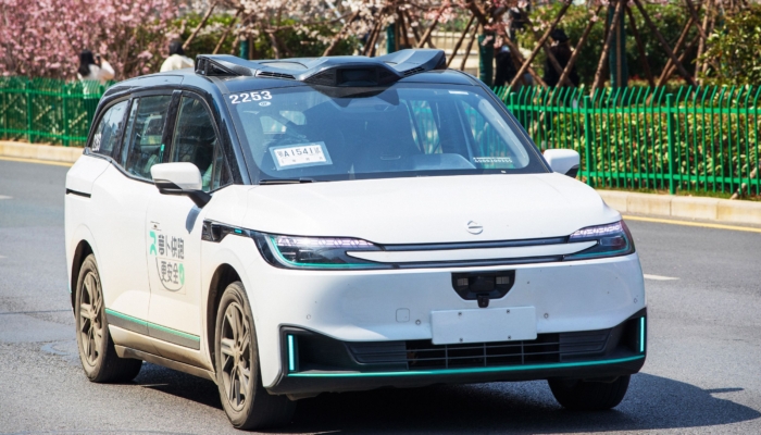pemadaman-robotaxi-di-tiongkok-membuat-penumpang-terdampar-di-jalan-raya