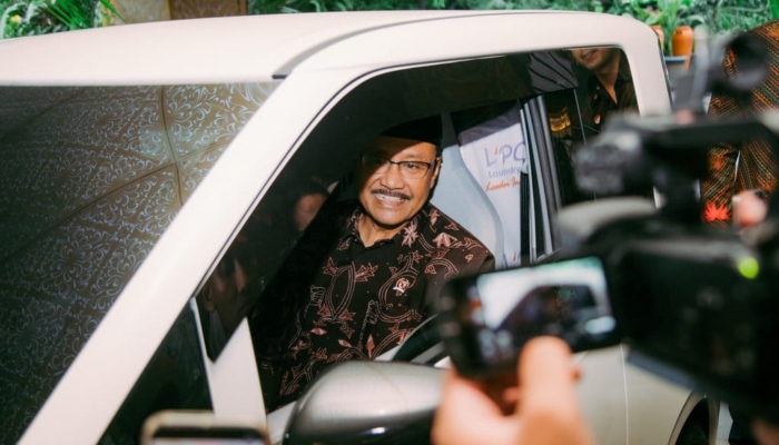 uji-coba-budaya-kerja-baru,-mensos-ke-kantor-naik-mobil-listrik