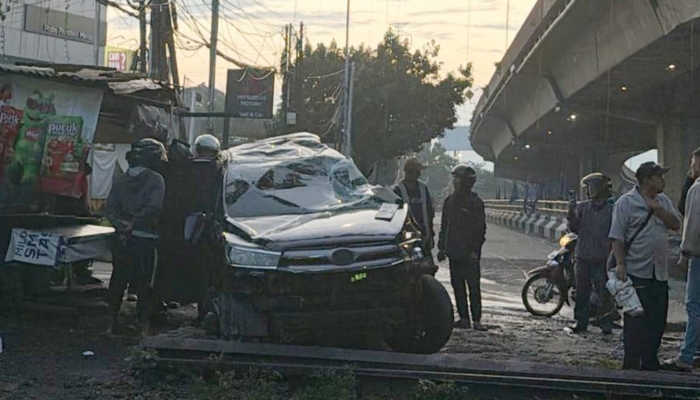 mobil-tertabrak-kereta-usai-masuk-lintasan-rel-di-kota-bogor