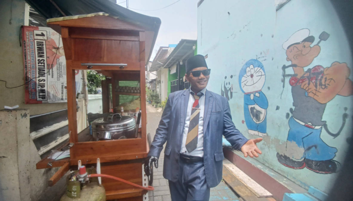 jas-bukan-cuma-buat-kantoran:-bang-baron-jualan-bakso-juga-pakai!-omzet-rp3-juta-sehari