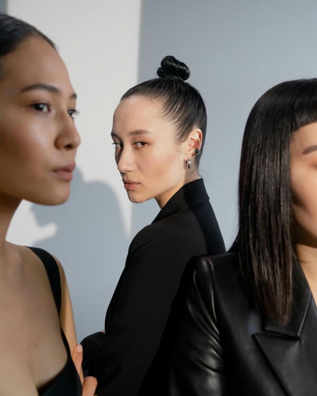 7 Gaya Ikat Rambut Wanita Simple untuk Tampilan Praktis – KOMBI.ID