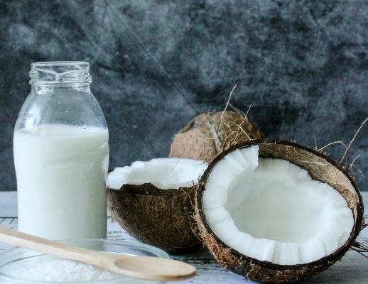 7-manfaat-minyak-kelapa-untuk-rambut-yang-perlu-kamu-ketahui