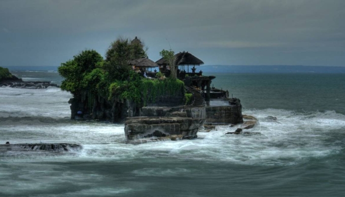 legenda-tanah-lot-yang-konon-dipindahkan-ke-laut-oleh-dang-hyang-nirartha