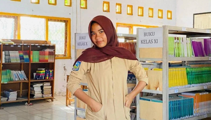 belajar-dari-orangtua-di-sawah,-kasiati-kini-jadi-mahasiswa-termuda-unesa