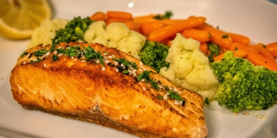 8 Makanan yang Membantu Meredakan Peradangan dalam Tubuh