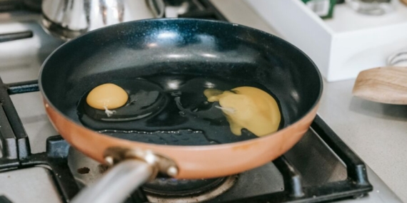 10 Hal yang Tidak Boleh Dilakukan saat Memasak dengan Teflon