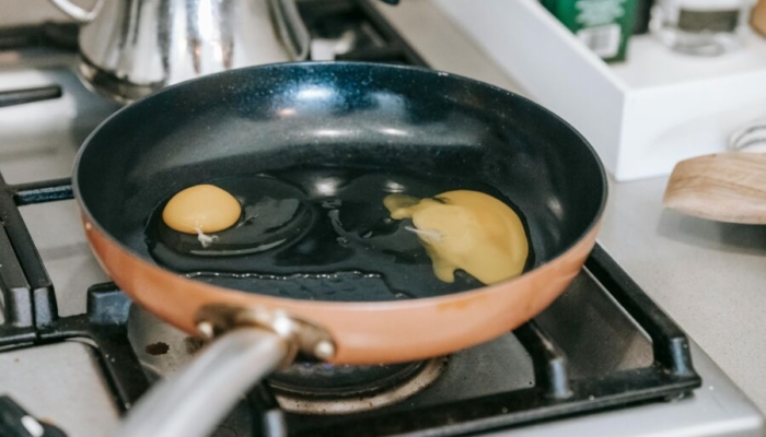 10-hal-yang-tidak-boleh-dilakukan-saat-memasak-dengan-teflon