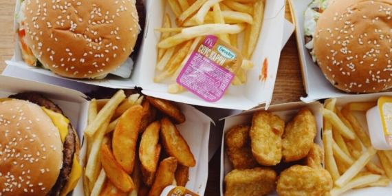 7 Alasan Kenapa Makanan Cepat Saji Lebih Menggugah Selera daripada Masakan Rumah