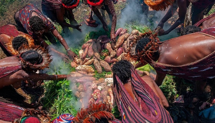 tradisi-bakar-batu-di-papua-dan-filosofi-di-baliknya