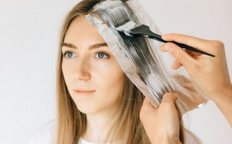 5 Rekomendasi Merek Bleaching Rambut yang Bagus