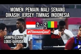 Momen Pemain Mali Senang Dikasih Jersey Timnas Indonesia dan Cium Logo Garuda, Dikasih Ivar Jenner