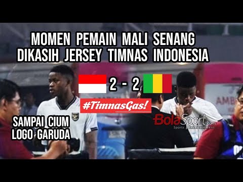 Momen Pemain Mali Senang Dikasih Jersey Timnas Indonesia dan Cium Logo Garuda, Dikasih Ivar Jenner