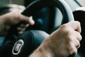 kursus-setir-mobil-yang-dikit-dikit-“pakai-feeling-aja”-itu-pertanda-red-flag,-patut-diwaspadai