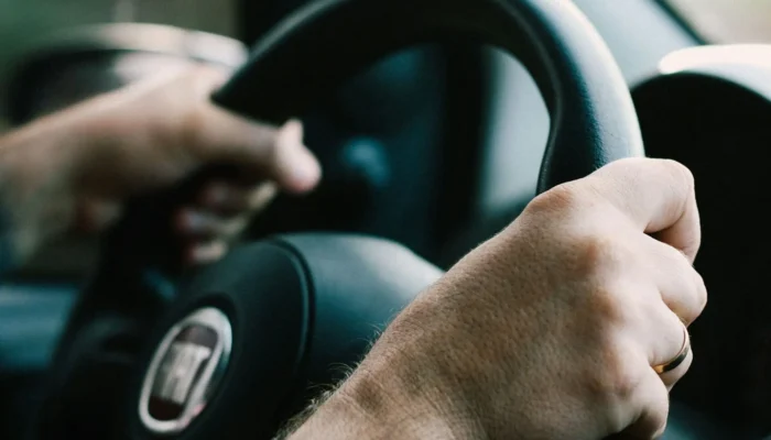 kursus-setir-mobil-yang-dikit-dikit-“pakai-feeling-aja”-itu-pertanda-red-flag,-patut-diwaspadai