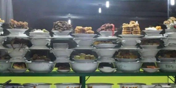 Nasi Uduk Itu Nostalgia, Nasi Padang Itu Strategi Bertahan Hidup