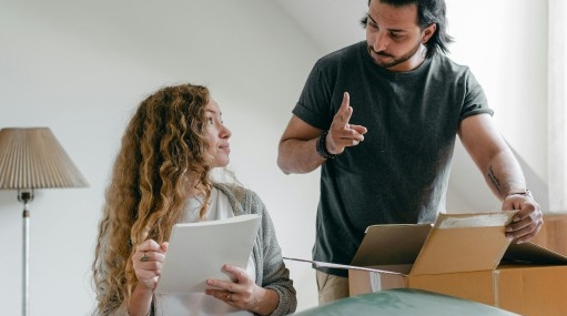 10 Tips Packing agar Muat Banyak Barang dalam Koper