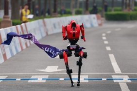 robot-humanoid-mencetak-rekor-setengah-maraton-di-tiongkok