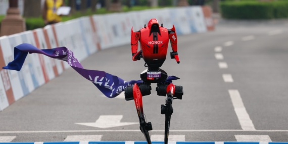 Robot Humanoid Mencetak Rekor Setengah Maraton di Tiongkok