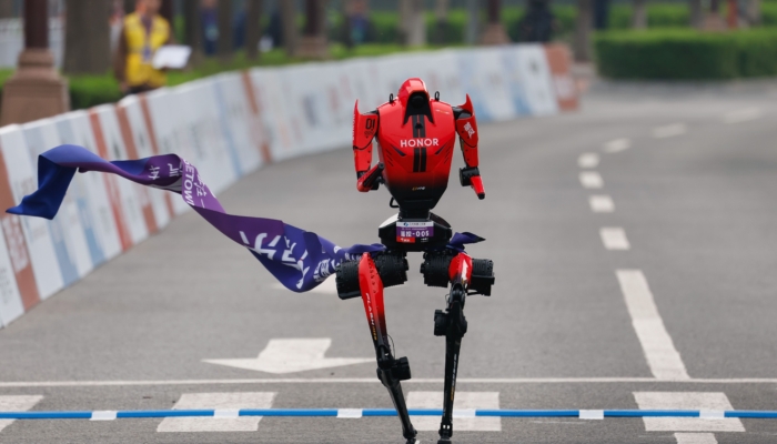 robot-humanoid-mencetak-rekor-setengah-maraton-di-tiongkok