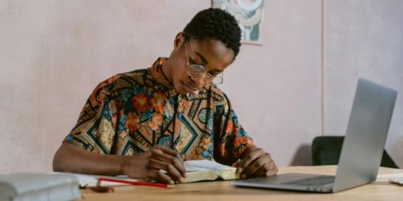 5 Cara Mengetahui Apakah Kamu Belajar karena Keinginan Sendiri atau Tekanan Orang Lain