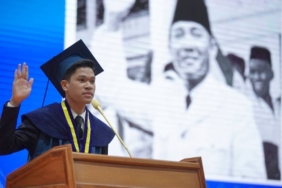 albert-lukas-resmi-wisuda,-anak-sopir-angkot-yang-raih-juara-2-mawapres-nasional-2025