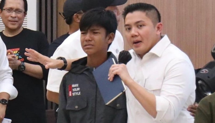 tangis-haru-calon-siswa-sekolah-rakyat-saat-bertemu-seskab-teddy