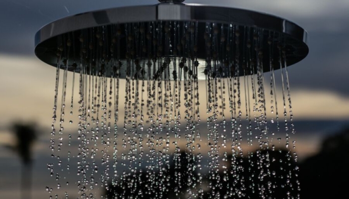 mitos-atau-fakta:-mandi-malam-bisa-bikin-rematik?-cek-faktanya